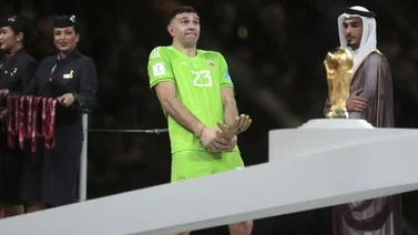 Qatar 2022: Mira el obsceno gesto de Dibu Martínez tras ganar el premio Portero del Mundial (+VIDEO)