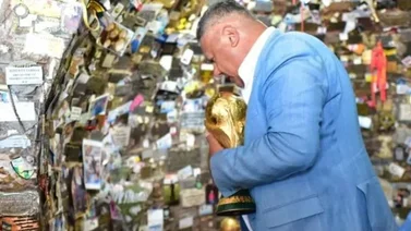 Presidente de la AFA lleva la Copa del Mundo a figura mítica de su ciudad