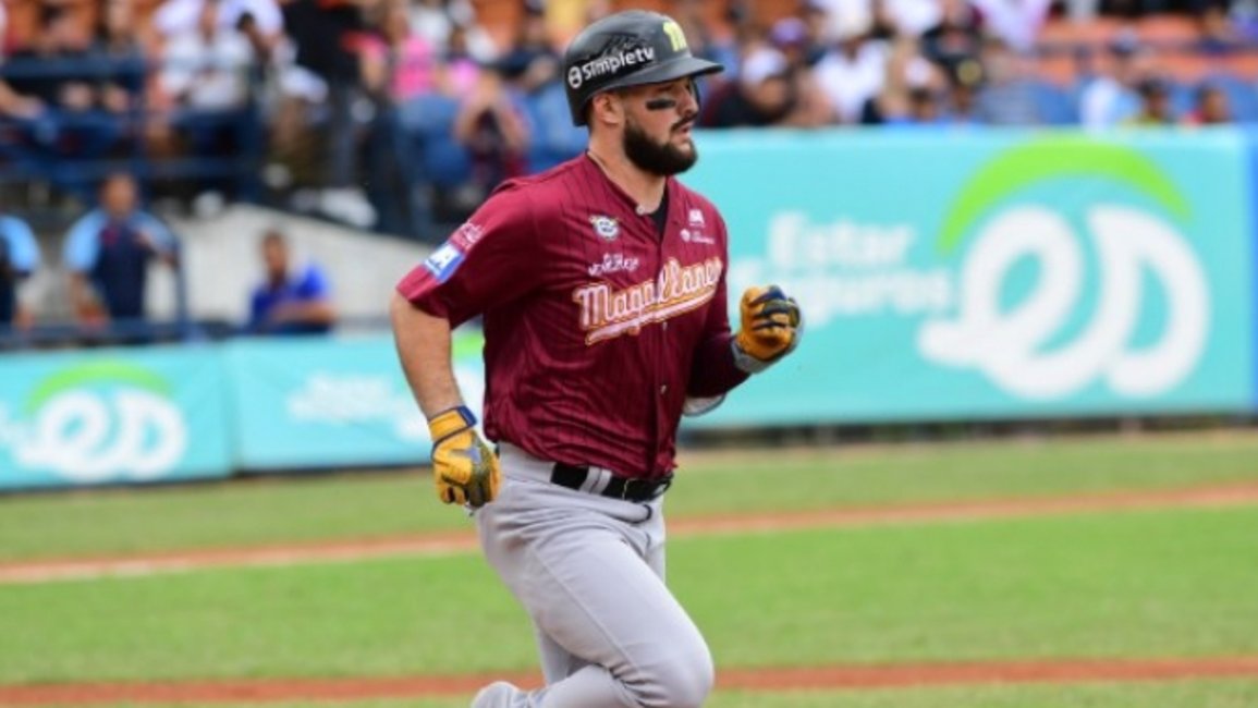 Luis Torrens espera, bate en mano, en la cueva del Magallanes