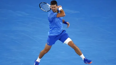 Djokovic gana pese a un susto muscular (+Video)