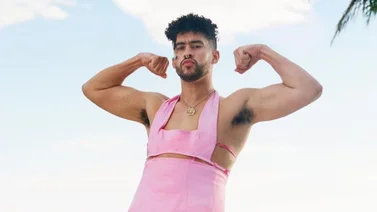 Bad Bunny abrió la puerta del closet con este apasionado beso (+FOTOS)