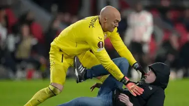 Portero del Sevilla FC se va a las manos con un aficionado en la Europa League (+VIDEO) Portero del Sevilla FC se va a las manos con un aficionado en la Europa League (+VIDEO)