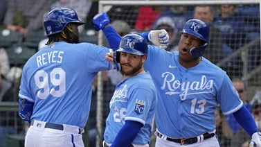 MLB: Salvador Pérez la pone a volar en el Spring Training (+VIDEO)