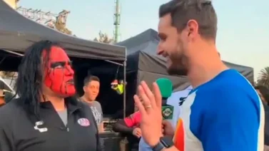 Mira la bofetada que se llevó un youtuber a manos de un peleador de Lucha Libre (+Video)