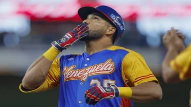 LVBP: Anthony Santander ya luce el uniforme de Tiburones de La Guaira (+FOTO)