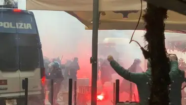 Fuertes enfrentamientos entre los fanáticos del Napoli y el Eintracht Frankfurt (+VIDEO) Fuertes enfrentamientos entre los fanáticos del Napoli y el Eintracht Frankfurt (+VIDEO)