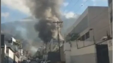 Precaución: se enciende fábrica de plástico en Boleíta, Caracas (+VIDEO)