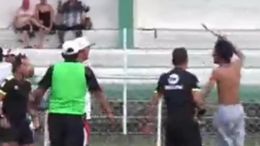 ¡Insólito! Aficionados agreden con un machete a árbitro en Perú (+Video)
