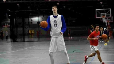 ¿Quién es Robert Bobroczky, el gigante de 2.31 metros que estuvo en la mira de la NBA?