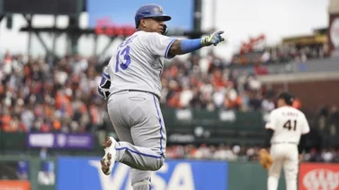 MLB: Salvador Pérez se vuelve a ir para la calle ante los Gigantes (+VIDEO)