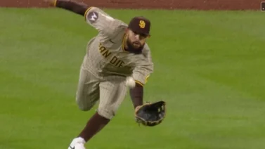 MLB: Mira la notable atrapada de Rougned Odor jugando como jardinero (+Video)