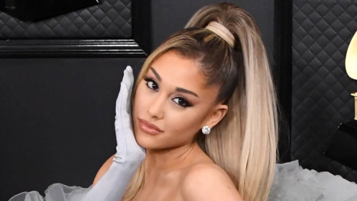 De la pasarela a su cuerpo: Ariana Grande estrena uno de los 'looks' más  eléctricos de Versace
