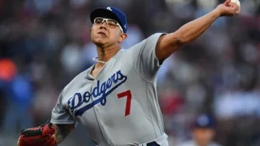 MLB: Julio Urías exhibe numeritos de Salón de la Fama