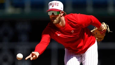 MLB: Bryce Harper entrena una nueva posición para su pronto regreso a las Grandes Ligas (+Tweet)