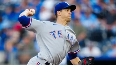 MLB: ¡Se encienden las alarmas en Texas! Jacob deGrom abandona el juego ante Reales por molestias