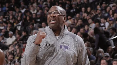 NBA: Mike Brown es galardonado con el premio Entrenador del Año de forma unánime