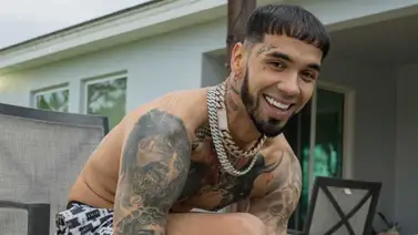 Anuel AA promociona sus nuevos zapatos dejando las 'patas al aire' Anuel AA promociona sus nuevos zapatos dejando las 'patas al aire'