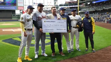 MLB: Miguel Cabrera es homenajeado por Milwaukee y recibe jugoso cheque para su fundación