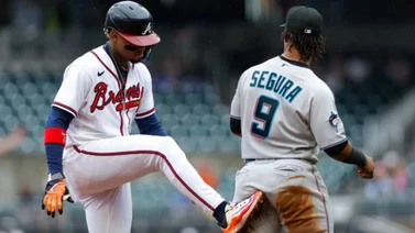 MLB: Ronald Acuña Jr. y su particular "chalequeo" con Jean Segura en Grandes Ligas (+VIDEO)