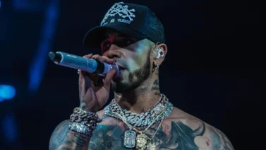 ¡Chacho! Anuel AA aparece en un concierto con el cuello 'bien chupado'