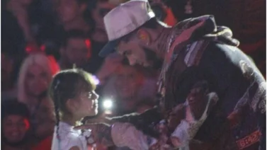 Niña a la que Anuel AA le regaló la cadena en Valencia le aseguró que no la ha vendido (+Video)