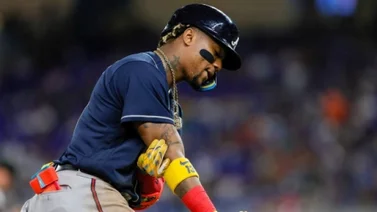 MLB: Ronald Acuña Jr. sigue con el pie en el acelerador y busca el liderato de bateo