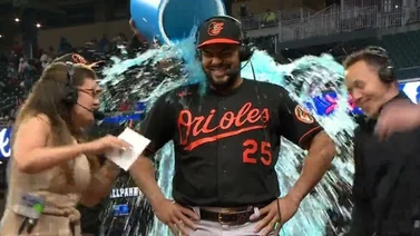 MLB: ¡Cuidado lo enfrían! Mira la broma que le juegan los compañeros a Anthony Santander tras su estupenda jornada con el bate (+Video)