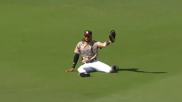 MLB: ¿Atrapada del mes? Fernando Tatis Jr. se lució en el RF con increíble jugada (+VIDEO)