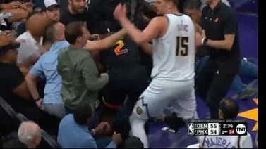 NBA: Nikola Jokic le da un codazo al dueño de los Phoenix Suns (+Video)