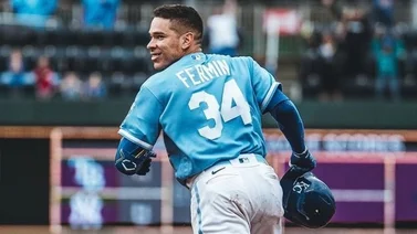MLB: ¡Astucia criolla! Vea a Freddy Fermín dejar en el terreno a los Medias Blancas (+Videos)