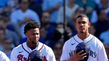 Ronald Acuña Jr. le da un bolazo a Julio Rodríguez en peculiar jugada (+VIDEO)