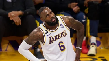 NBA: LeBron James golpea accidentalmente a un árbitro y lo hace sangrar en pleno partido contra los Nuggets