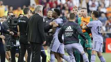 Vinicius Jr. se va expulsado tras agredir a un rival y se burla de los fanáticos del Valencia Vinicius Jr. se va expulsado tras agredir a un rival y se burla de los fanáticos del Valencia