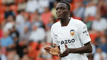 Jugador del Valencia se negó a tomarse una foto junto a una pancarta contra el racismo Jugador del Valencia se negó a tomarse una foto junto a una pancarta contra el racismo