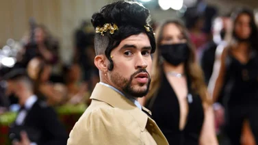 Bad Bunny rompe los estereotipos y se aparece con un sexy bikini