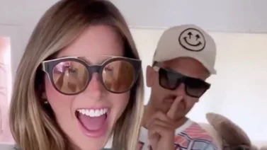 Si no son novios, se parece igualito: Mira el beso que le dio Oscarcito a la ex de Chyno Miranda (+Video)