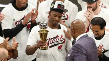 NBA: Jimmy Butler se convierte en el primer jugador en ganar el premio Larry Bird NBA: Jimmy Butler se convierte en el primer jugador en ganar el premio Larry Bird
