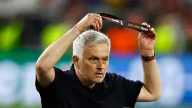 José Mourinho entrega su medalla de subcampeón: "Las de plata no las quiero" José Mourinho entrega su medalla de subcampeón: "Las de plata no las quiero"