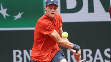Jannik Sinner alcanza el número 1 y lo celebra clasificando a las semifinales de Roland Garros