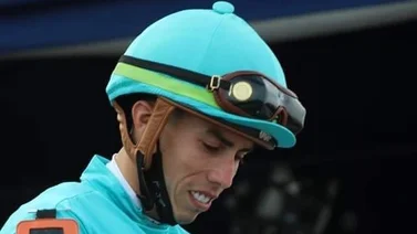 El campeón Irad Ortiz Jr. se golpea y es trasladado al hospital para Rayos X