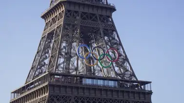 Anillos olímpicos ya se posan sobre la Torre Eiffel en París Anillos olímpicos ya se posan sobre la Torre Eiffel en París