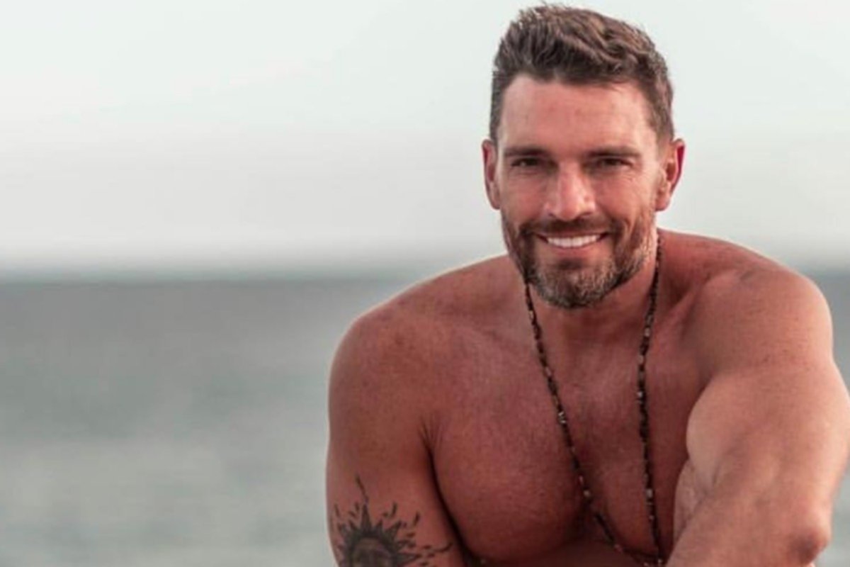 Julián Gil le pone a temblar las piernas a sus fanáticas posando sin ropa  desde su cama