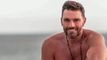Julián Gil le pone a temblar las piernas a sus fanáticas posando sin ropa desde su cama