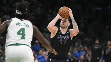 NBA: ¡Totalmente encendido! Luka Doncic mete un triple kilométrico para poner a Dallas arriba ante Boston (+Video)
