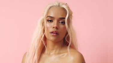 Vídeo| Karol G fue besada por un fan en Suiza y así reaccionó 