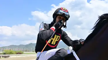 Aprendiz Deyker Acosta da esta línea en el juego del 5y6 en el hipódromo La Rinconada Aprendiz Deyker Acosta da esta línea en el juego del 5y6 en el hipódromo La Rinconada