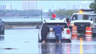 Fuertes inundaciones azotan el sur de Florida y causan la anegación de vías Fuertes inundaciones azotan el sur de Florida y causan la anegación de vías