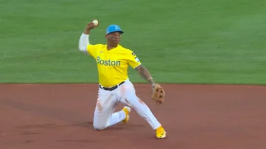 MLB: Rafael Devers se luce robándole un imparable a Aaron Judge(+Video)