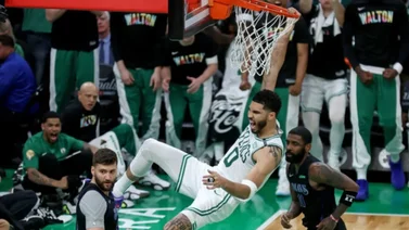 NBA: ¡Que lo defiendan dos más! Jayson Tatum demuestra toda su fortaleza al conseguir una falta y vale (+Video)