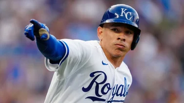 MLB: Freddy Fermín castiga a Oakland con dos soberbios jonrones (+Videos)